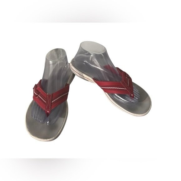 Clark’s Red Flip Flop Sandals SZ 9 Women Casual Beach Comfort Cushion Thong - Picture 1 of 8